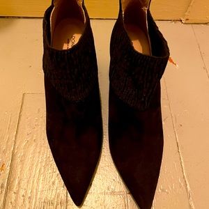 Donald/Pliner 8 and 1/2 M black booties